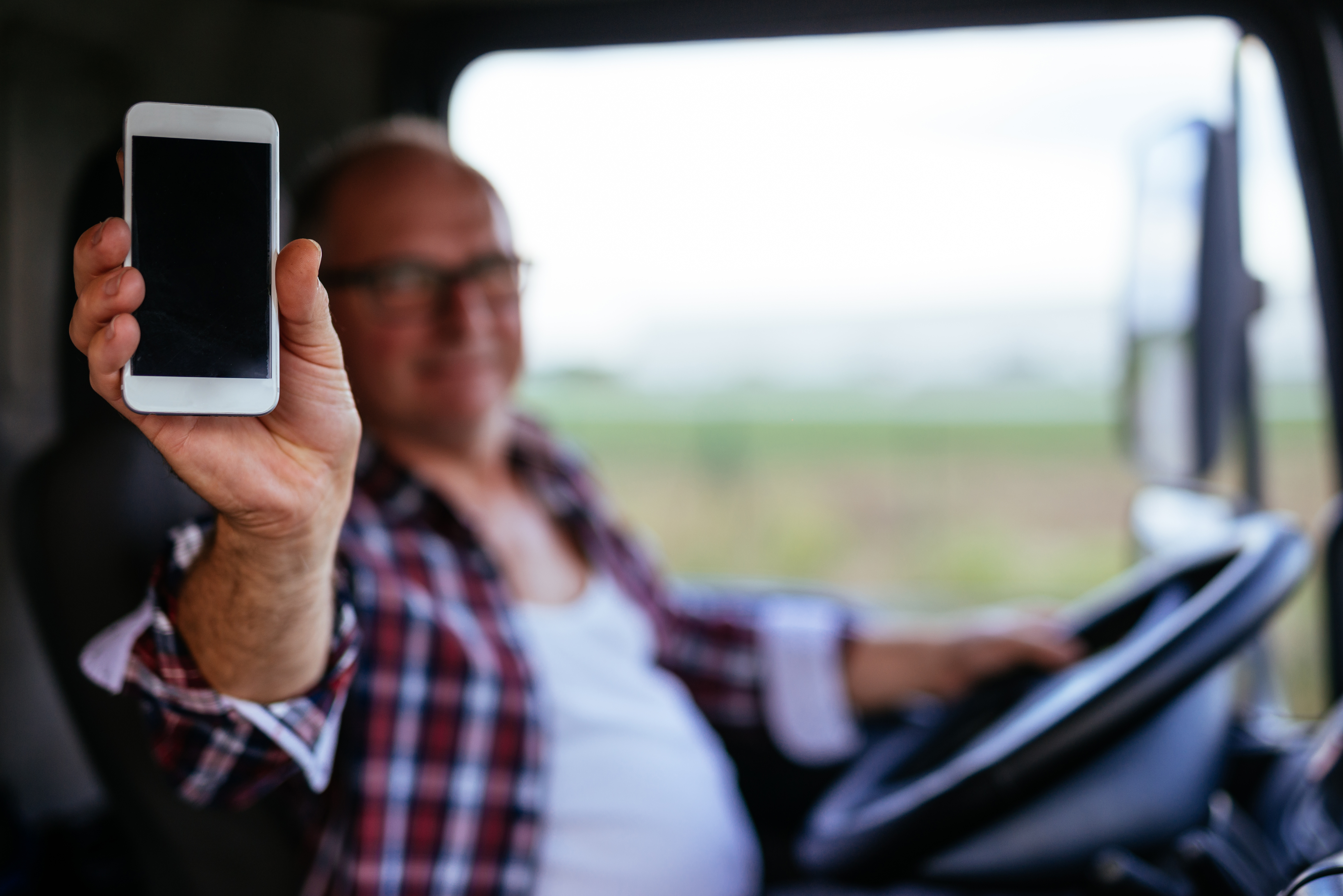 fleet driver using cell phone